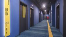 rez-de-chaussée coloré en bleu et jaune