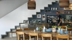 Spacieuse cuisine design contemporain cuisine moderne sous l'escalier