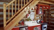 cuisine rustique sympa sous l'escalier