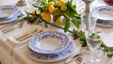 Branche de citronnier et vaisselle rustique à l’ancienne pour la déco table ici présentée déco table originale idée rustique