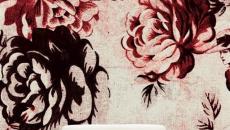 Mur en grosses fleurs dessinées déco séjour