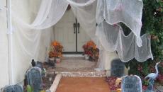 L’allée de la maison change de visage et devient un cimetière hanté maison décoration Halloween toiles d'araignées