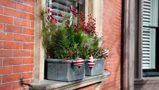 décorer les fenêtres pots de fleurs pour Noël