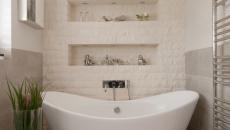 Mur en pierre blanche pour cette salle de bain moderne et rustique à la fois