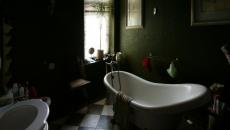 sombre salle de bain 