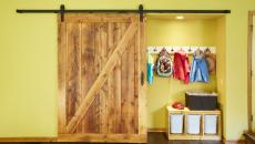 Entrée avec porte coulissante massive en bois