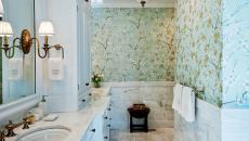 Salle de bains murs papiers fleurs