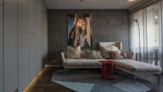 Salon au design moderne en gris d’un petit appartement de ville gris sombre ambiance appartement maison design