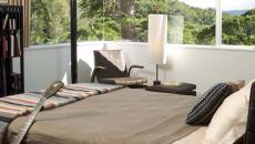 intérieur chambre claire avec vue design déco masculine
