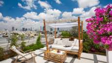lit en bois exotique terrasse sur le toit appartement