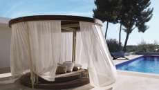 lit de jardin à baldaquin piscine terrasse maison