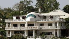 maison africaine avec avion intégré