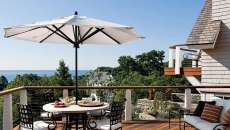 parasol en bois droit décoration balcon avec vue