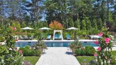 piscine parasols droits chaise longues