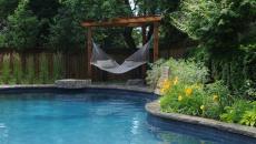 pergola sympa piscine extérieure hamac