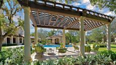 Salon de jardin en fer forgé sous pergola