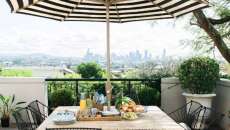 aménagement balcon avec vue parasol droit table