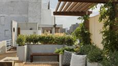 petite pergola en bois terrasse immeuble