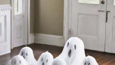 Petits fantômes sympathiques pour décorer l’entrée principale de la maison fantômes mignons accueillant maison entrée