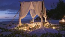 séance de relaxation en amoureux sur une plage exotique