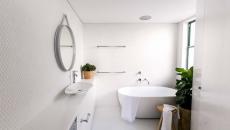 salle de bains moderne décorée plantes vertes