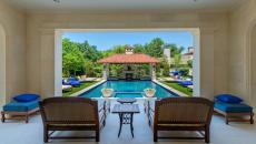 Pool house avec belle vue