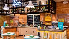 Restaurant design bio en bois et plantes