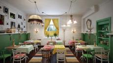 Petit restaurant campagnards à la décoration florale et multicolore décoration florale de toutes les couleurs