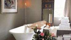 Superbe salle de bain moderne et bouquets de fleurs