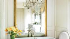 Salle de bain traditionnelle décorée avec des fleurs