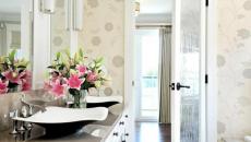 Bouquet de fleurs dans une salle de bain moderne