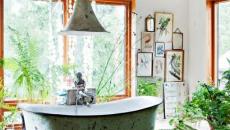 Verdure abondante dans une salle de bain originale
