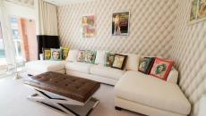 Séjour moderne au design élégant et des touches déco ciné déco inspirée par le cinéma pour le séjour