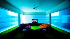 salle de media télé avec vue sur la piscine