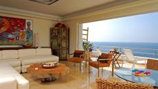 Villa de luxe avec vue sur la mer et table basse sympa