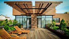 maison terrasse sur le toit en bois