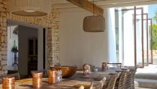 Belle terrasse avec une grande table pour des repas en famille en plein air salle à manger extérieure terrasse villa de vacances