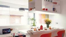 Parfait exemple d’optimisation avec des placards de cuisine suspendus optimiser l'espace petit appartement citadin cuisine