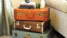 Des mallettes empilées constituent une idée très originale de table de chevet pas cher valises retro effet déco éclectique table de nuit